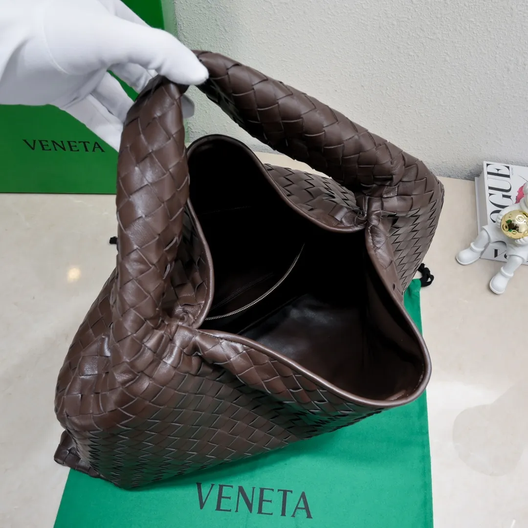 Batch 2160 #Bv New large HOP bag, the bag body and handles are made of a whole piece of woven leather. The bag body is soft and lazy. Hop symbolizes the praise of innovation and eternal craftsmanship [love]. The pyramid silhouette combines practicality and fashion. Modern and casual, the bag mouth is double-sided closed design, more convenient and safe! The cowhide texture also makes the bag more wear-resistant and durable. A must-have for fashionable ladies who like minimalism yet comfortable and casual! Size: 54x24x13, Model: 3970#